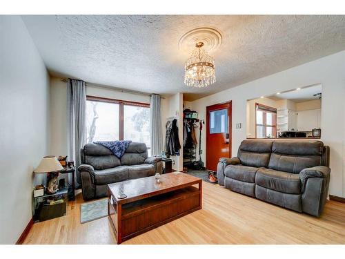 924 7 Street North, Lethbridge, AB - Indoor Photo Showing Living Room