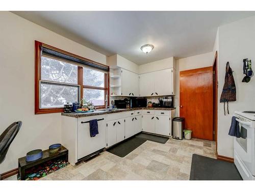 924 7 Street North, Lethbridge, AB - Indoor Photo Showing Kitchen