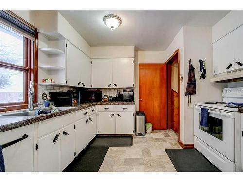 924 7 Street North, Lethbridge, AB - Indoor Photo Showing Kitchen With Double Sink