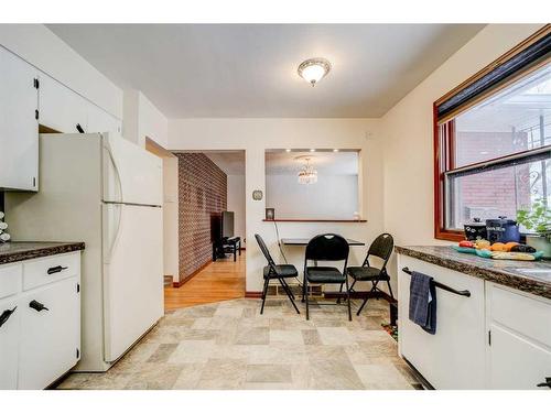 924 7 Street North, Lethbridge, AB - Indoor Photo Showing Kitchen