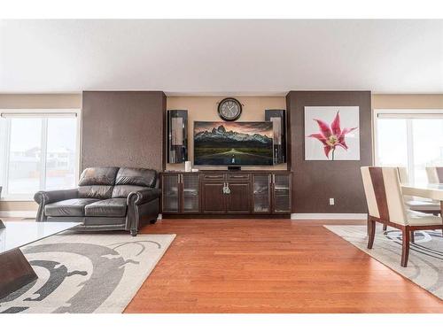 346 Sixmile Ridge South, Lethbridge, AB - Indoor Photo Showing Living Room