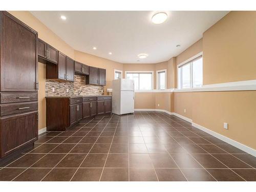 346 Sixmile Ridge South, Lethbridge, AB - Indoor Photo Showing Kitchen