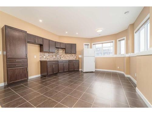 346 Sixmile Ridge South, Lethbridge, AB - Indoor Photo Showing Kitchen