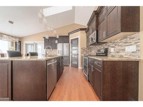 346 Sixmile Ridge South, Lethbridge, AB - Indoor Photo Showing Kitchen With Upgraded Kitchen