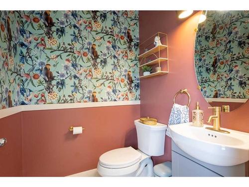 560 Aquitania Boulevard West, Lethbridge, AB - Indoor Photo Showing Bathroom