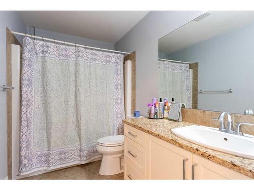 560 Aquitania Boulevard West, Lethbridge, AB - Indoor Photo Showing Bathroom