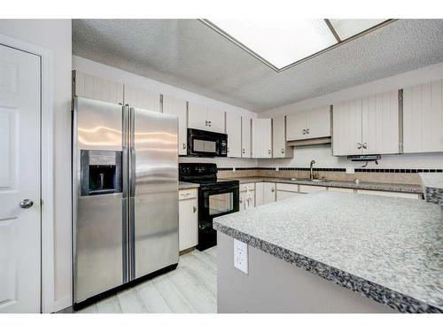 332 Leaside Avenue South, Lethbridge, AB - Indoor Photo Showing Kitchen