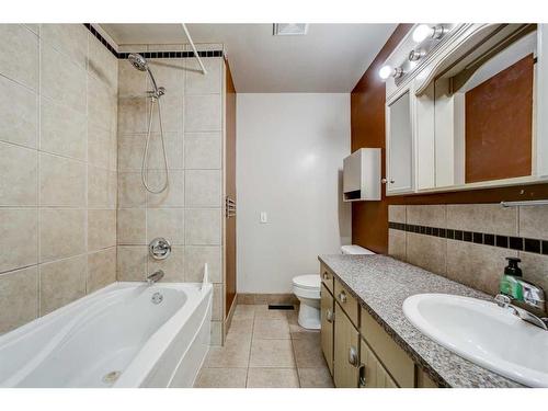 332 Leaside Avenue South, Lethbridge, AB - Indoor Photo Showing Bathroom