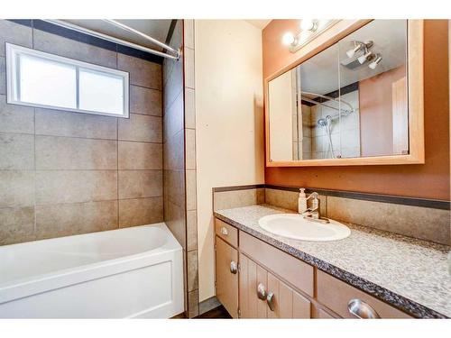 332 Leaside Avenue South, Lethbridge, AB - Indoor Photo Showing Bathroom