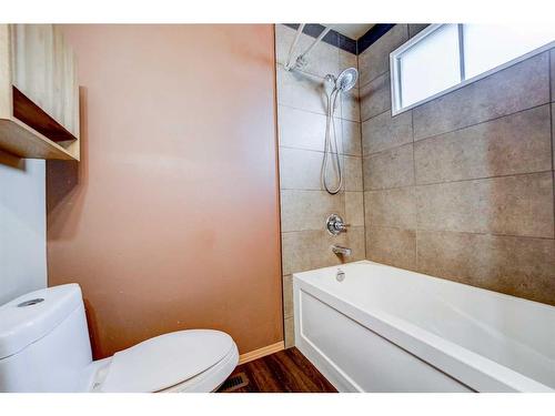 332 Leaside Avenue South, Lethbridge, AB - Indoor Photo Showing Bathroom