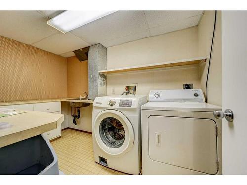 332 Leaside Avenue South, Lethbridge, AB - Indoor Photo Showing Laundry Room