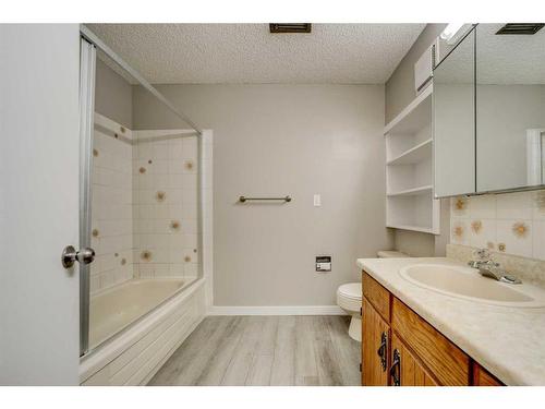 332 Leaside Avenue South, Lethbridge, AB - Indoor Photo Showing Bathroom