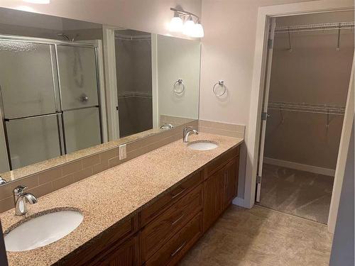 209-173 Fairmont Boulevard South, Lethbridge, AB - Indoor Photo Showing Bathroom