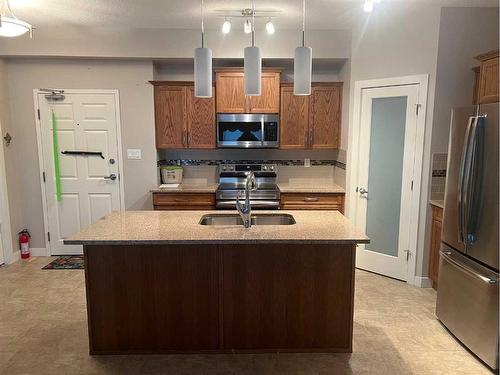 209-173 Fairmont Boulevard South, Lethbridge, AB - Indoor Photo Showing Kitchen With Double Sink