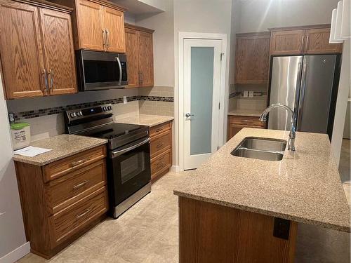 209-173 Fairmont Boulevard South, Lethbridge, AB - Indoor Photo Showing Kitchen With Double Sink