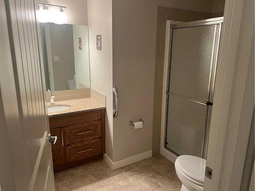 209-173 Fairmont Boulevard South, Lethbridge, AB - Indoor Photo Showing Bathroom