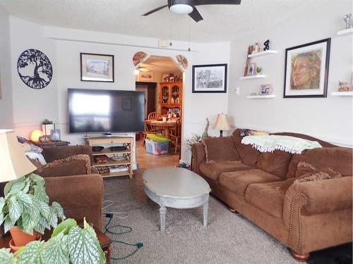 5319 43 Avenue South, Taber, AB - Indoor Photo Showing Living Room