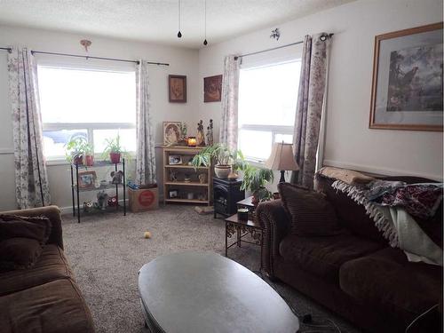 5319 43 Avenue South, Taber, AB - Indoor Photo Showing Living Room