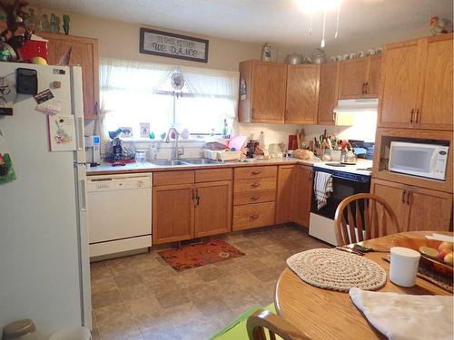 5319 43 Avenue South, Taber, AB - Indoor Photo Showing Kitchen With Double Sink