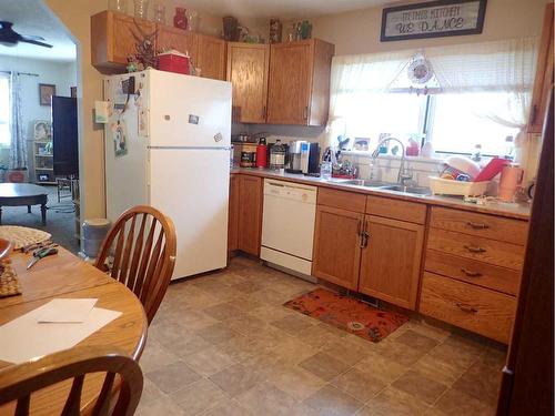 5319 43 Avenue South, Taber, AB - Indoor Photo Showing Kitchen With Double Sink