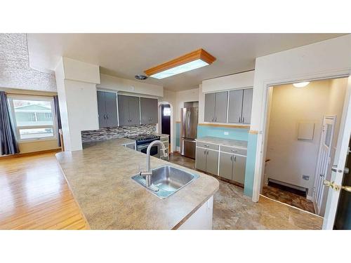 1304 18 Street South, Lethbridge, AB - Indoor Photo Showing Kitchen