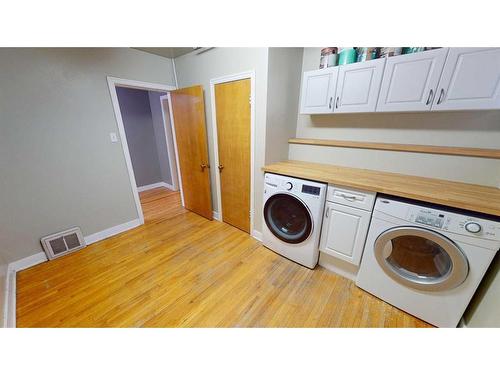 1304 18 Street South, Lethbridge, AB - Indoor Photo Showing Laundry Room