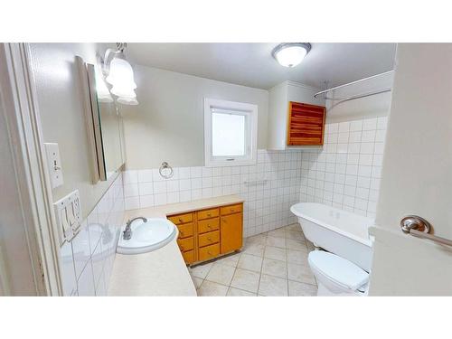 1304 18 Street South, Lethbridge, AB - Indoor Photo Showing Bathroom