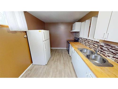 1304 18 Street South, Lethbridge, AB - Indoor Photo Showing Kitchen With Double Sink