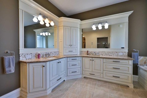 28 Cobblestone Lane, Raymond, AB - Indoor Photo Showing Bathroom