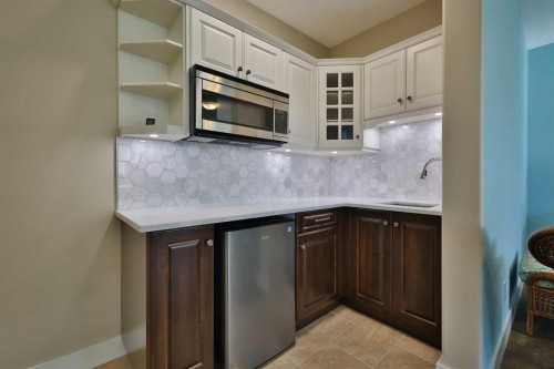 28 Cobblestone Lane, Raymond, AB - Indoor Photo Showing Kitchen