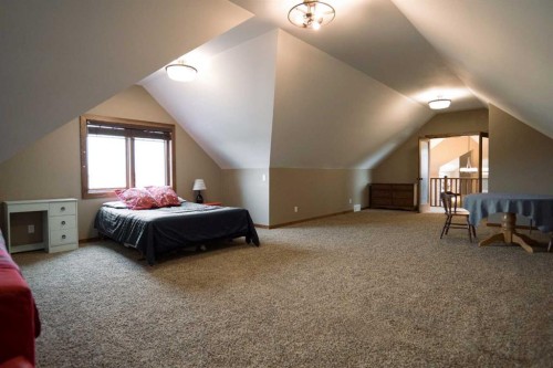 195041 Highway 512, Rural Lethbridge County, AB - Indoor Photo Showing Bedroom