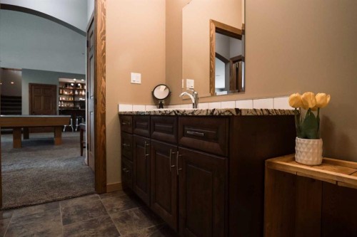 195041 Highway 512, Rural Lethbridge County, AB - Indoor Photo Showing Bathroom