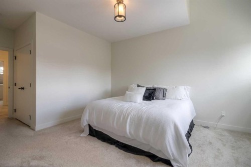 1-270 Couleesprings Terrace South, Lethbridge, AB - Indoor Photo Showing Bedroom