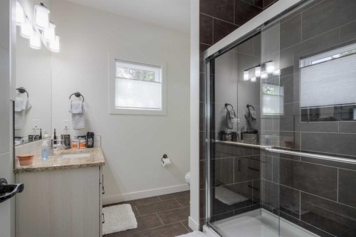 1-270 Couleesprings Terrace South, Lethbridge, AB - Indoor Photo Showing Bathroom