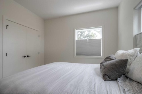 1-270 Couleesprings Terrace South, Lethbridge, AB - Indoor Photo Showing Bedroom