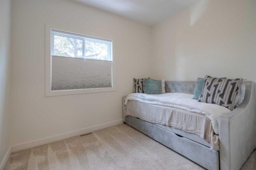 1-270 Couleesprings Terrace South, Lethbridge, AB - Indoor Photo Showing Bedroom