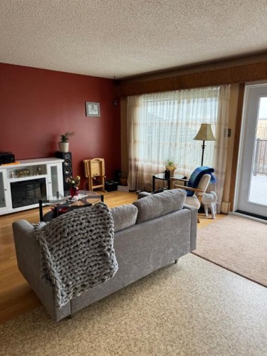 214015 Twp Rd 52, Cardston, AB - Indoor Photo Showing Living Room
