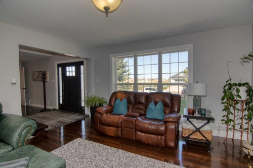 280 1 Avenue North, Magrath, AB - Indoor Photo Showing Living Room