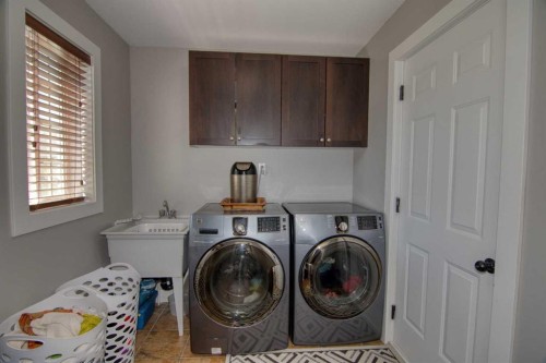 280 1 Avenue North, Magrath, AB - Indoor Photo Showing Laundry Room