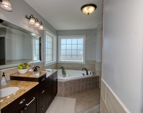 280 1 Avenue North, Magrath, AB - Indoor Photo Showing Bathroom