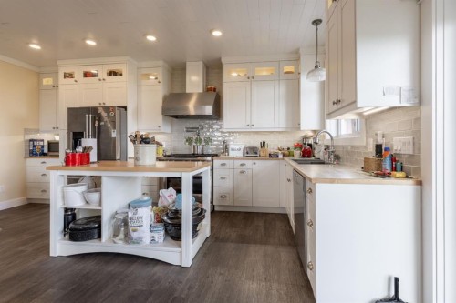 42015 Rr280, Hill Spring, AB - Indoor Photo Showing Kitchen With Upgraded Kitchen