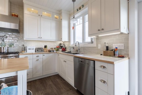 42015 Rr280, Hill Spring, AB - Indoor Photo Showing Kitchen With Double Sink