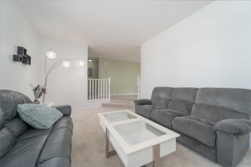 4612 50 Avenue, Taber, AB - Indoor Photo Showing Living Room