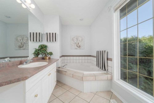 4612 50 Avenue, Taber, AB - Indoor Photo Showing Bathroom