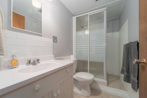 4612 50 Avenue, Taber, AB - Indoor Photo Showing Bathroom