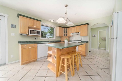 4612 50 Avenue, Taber, AB - Indoor Photo Showing Kitchen