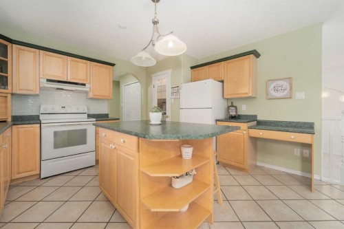 4612 50 Avenue, Taber, AB - Indoor Photo Showing Kitchen