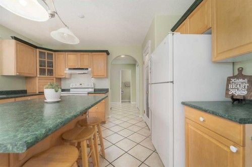 4612 50 Avenue, Taber, AB - Indoor Photo Showing Kitchen