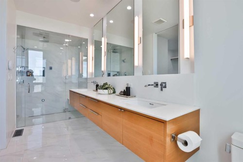 403 Meadow Lark Drive, Rural Lethbridge County, AB - Indoor Photo Showing Bathroom