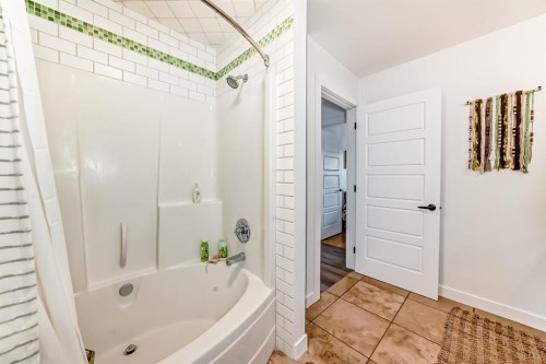 340 Tartan Circle West, Lethbridge, AB - Indoor Photo Showing Bathroom